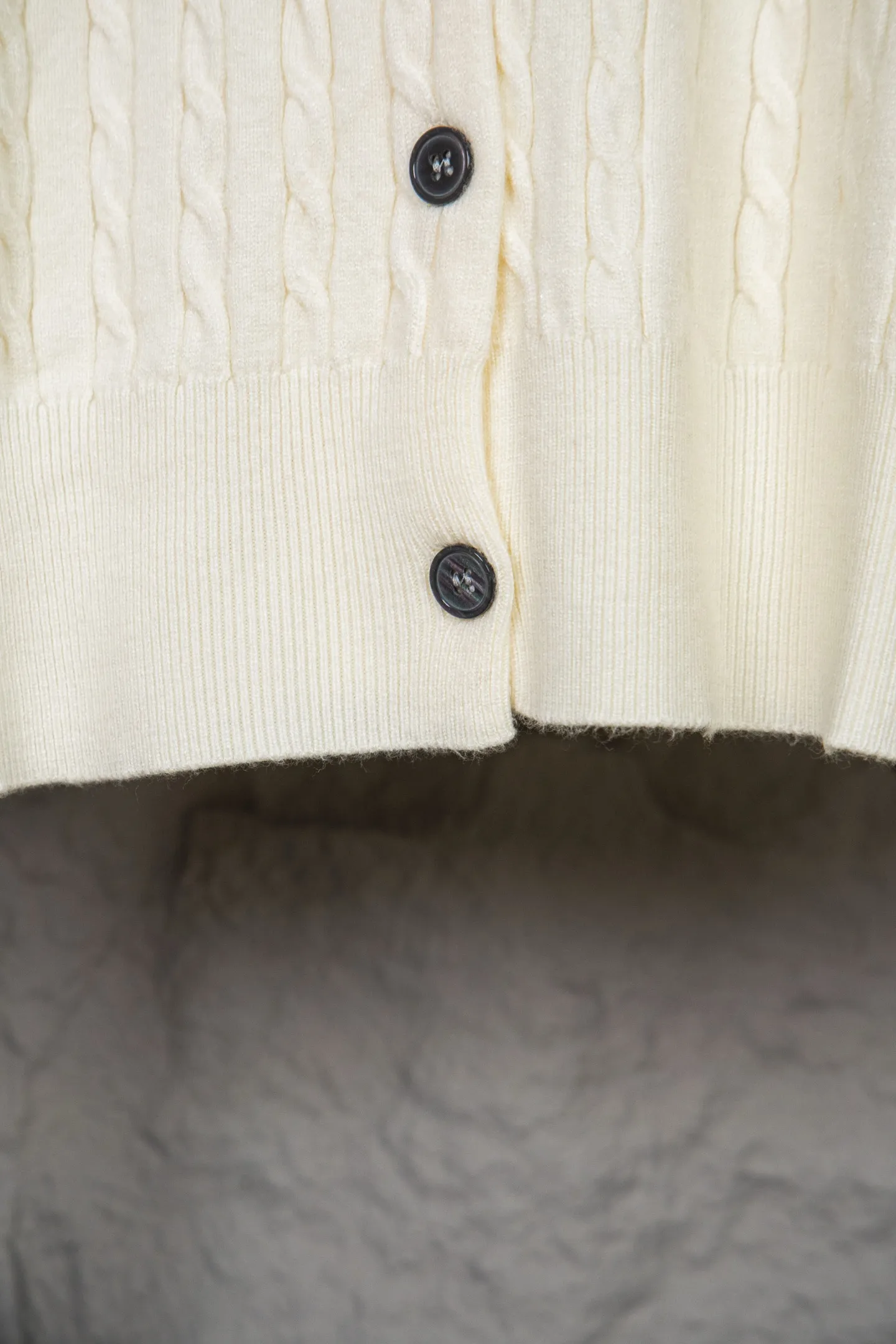 P190 Ralph Lauren Classic Round Neck Solid Color Pony Embroidered Logo Knitted Cardigan Long Sleeve Ralph Lauren Classic Basic Versatile Twist Knitted Cardigan Long Sleeve Main supply platform live broadcast Wholesale entity Replenish when out of stock Not removed from the shelves Quality 1:1 patterning Complete three standards Correct version of pony logo Imported quality cotton yarn Focus on high-end Cost-effective Good quality Needless to say Zhao Lusi's same style is really amazing, so sweet I'm so beautiful. This cardigan is really good-looking. It's simple and easy to wear. It's a must-have for goddess ootd. Good-looking clothes are never picky. A must-have in the wardrobe of goddesses. Size: S-XL. Color: black, apricot, gray, navy, red, white.